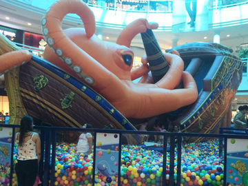 Het binnenpark van het de octopus opblaasbare water van het Piraatschip reuze met kuilballen voor groot winkelcomplex